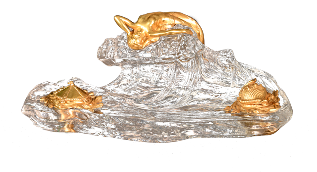 Cristallerie Baccarat, encrier « La Vague » 1909  La cristallerie conçut cet encrier en cristal moulé et repris orné d’éléments en bronze doré, témoignage de l’alliance entre le travail du verre et celui des bronziers spécialisés dans l’art décoratif.  Le cristal prend la forme d’une vague creusée, au sommet de laquelle repose une sirène en bronze doré ; sa chevelure ondulante souligne la nudité de son corps, à la pose alanguie et sensuelle.   Fondée sous Louis XV, la manufacture de cristal française Baccarat fit montre de son excellence et de sa créativité aux Expositions Universelles tout au long du XIXe siècle.   Les deux réservoirs d’encre s’inscrivent pleinement dans le thème maritime : ils adoptent la forme d’un coquillage et d’un panier de pêche, entourés d’algues au mouvement tourbillonnant.   Ce chef-d’œuvre de l’Art Nouveau fut exposé lors de l’Exposition internationale de l’Est de la France, à Nancy, en 1909. Il témoigne de l’influence des arts japonais sur les artistes occidentaux, notamment de La Grande vague de Kanagawa de Hokusai.   L’encrier « La Source », créé par Paul Aubé en 1898, servit de source d’inspiration pour « La Vague », onze ans plus tard. Cette dernière est davantage significative de l’influence des arts extrême-orientaux.   L’encrier « La Vague » s’inscrit également dans la lignée de la création de la sublime nef en cristal que Baccarat présenta à l’Exposition Universelle de 1889, aujourd’hui conservée au Petit Palais, à Paris. 
