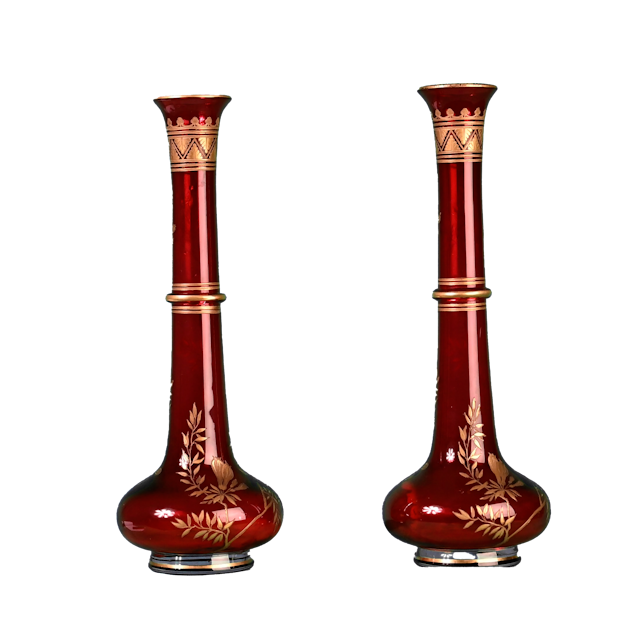 Baccarat, Paire de vases de forme bouteille perse rubis, vers 1880  Cette paire de vases de forme bouteille perse au décor végétal japonisant fut exécutée par la cristallerie Baccarat vers 1880. 